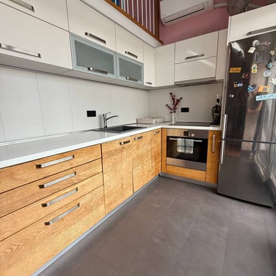 Location d’un appartement en duplex de 3 pièces avec vue sur la ville, 90 m², centre de Belgrade, Serbie